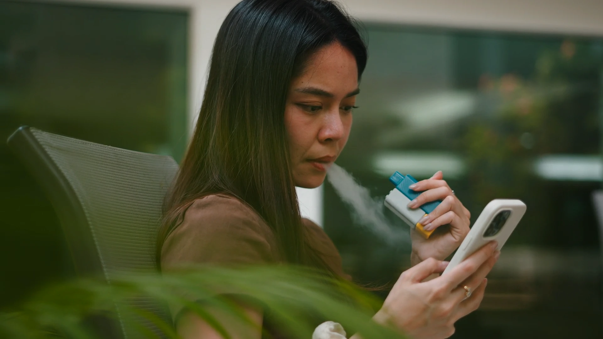 La nicotina que no siempre parece tabaco: vapers, bolsas y la nueva estética de la adicción