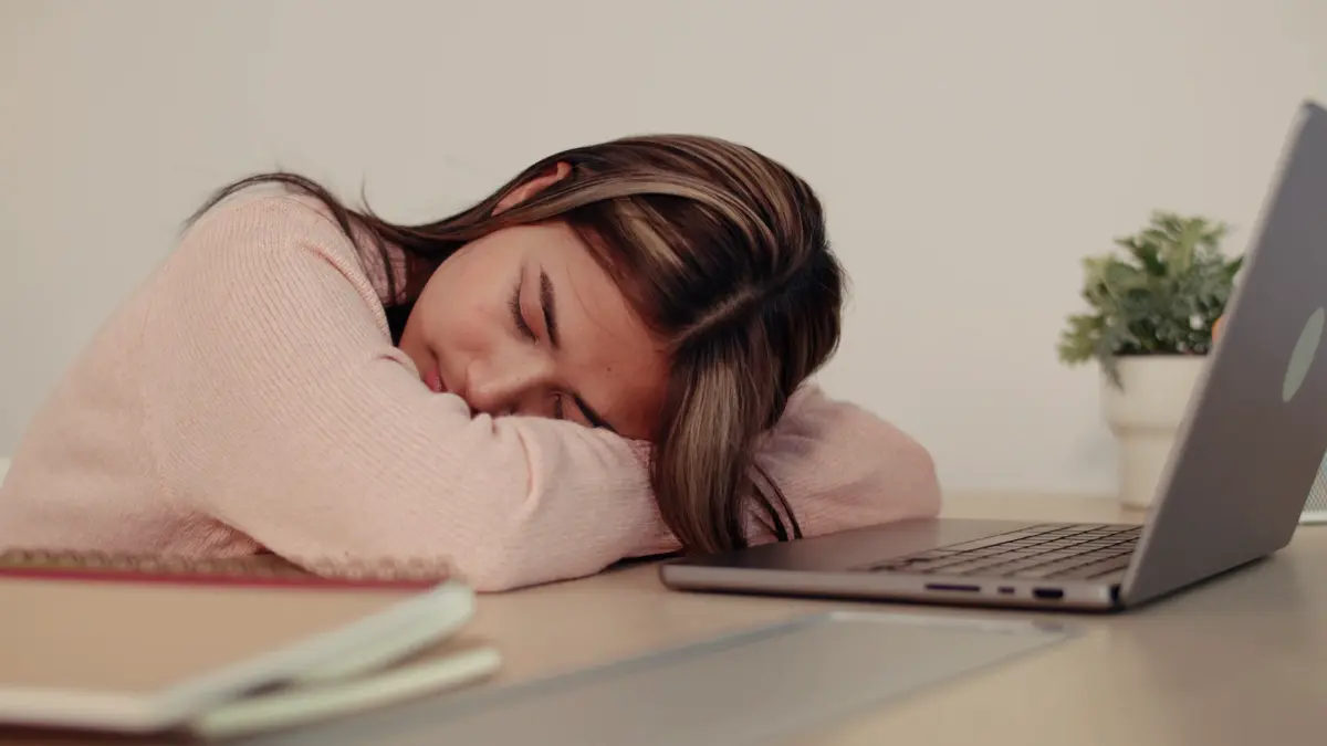 Los universitarios descansan peor que hace 20 años: el problema de no ver el descanso como parte del aprendizaje